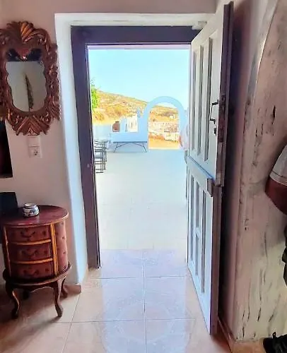 Lakena Traditional House * Menetaí